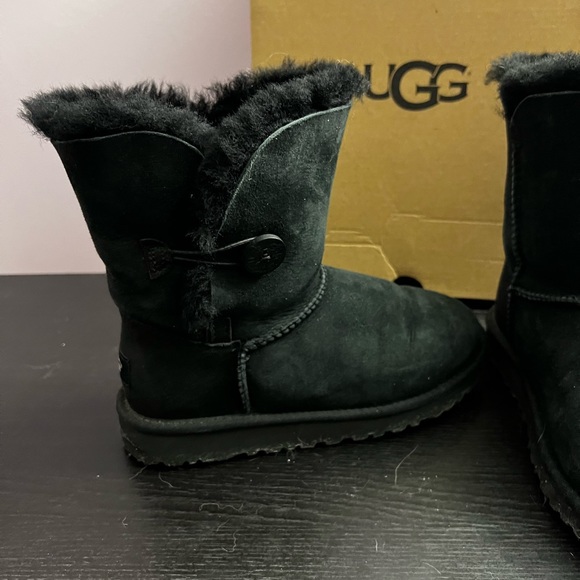 Bailey button UGGs - Picture 2 of 6